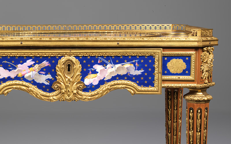 Martin Calin. Charles-Nicolas Dodin. Writing table (detail). Paris, c. 1772. Carcass in oak; veneer and marquetry in sycamore, bois satiné, ebony and boxwood; Sèvres porcelain plaques; chased gild bronze mounts; velvet. Founder’s Collection