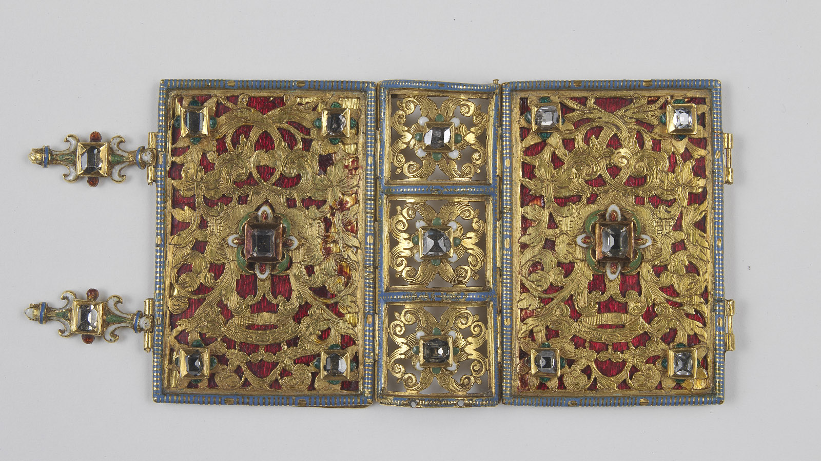 Fig. 3 – Book of Hours. Paintings by Noël Bellemare. France, c. 1520. Binding (17th century) in gilded and pierced metal over a ground of garnet red enamel, engraved with designs of foliage and eagles addorsed with a necklace bearing the cross of Lorraine and a ducal crown; gemstones and clasps in the shape of fleurs-de-lys; manuscript on parchment. Calouste Gulbenkian Museum