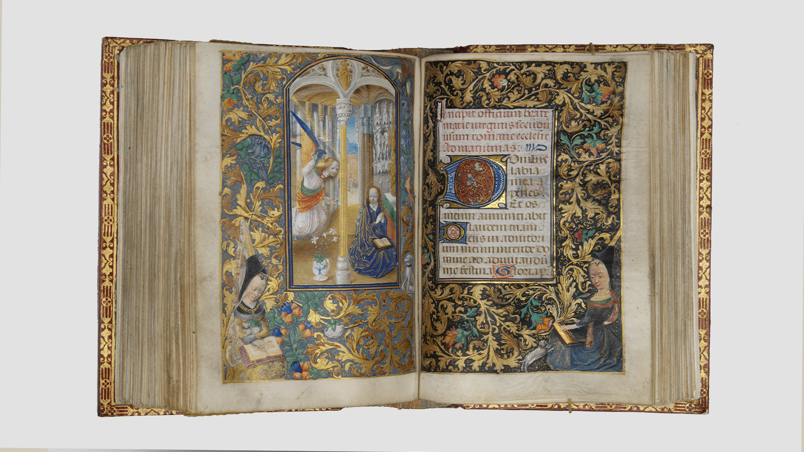 Fig. 9 – Book of Hours. Paintings by Willem Vrelant or a close follower, Master of Fitzwilliam 268 (and Master of the Dresden Prayer Book. Bruges?, c. 1475. Manuscript on parchment. mage: Annunciation and Seated woman with a dog reading a book of hours (border), fol. 180v; Beginning of the Matins (before daybreak prayer), opening the Office of the Blessed Virgin Mary, for the use of Rome and Seated woman with a dog and book of hours (border), fol. 181r. Calouste Gulbenkian Museum.