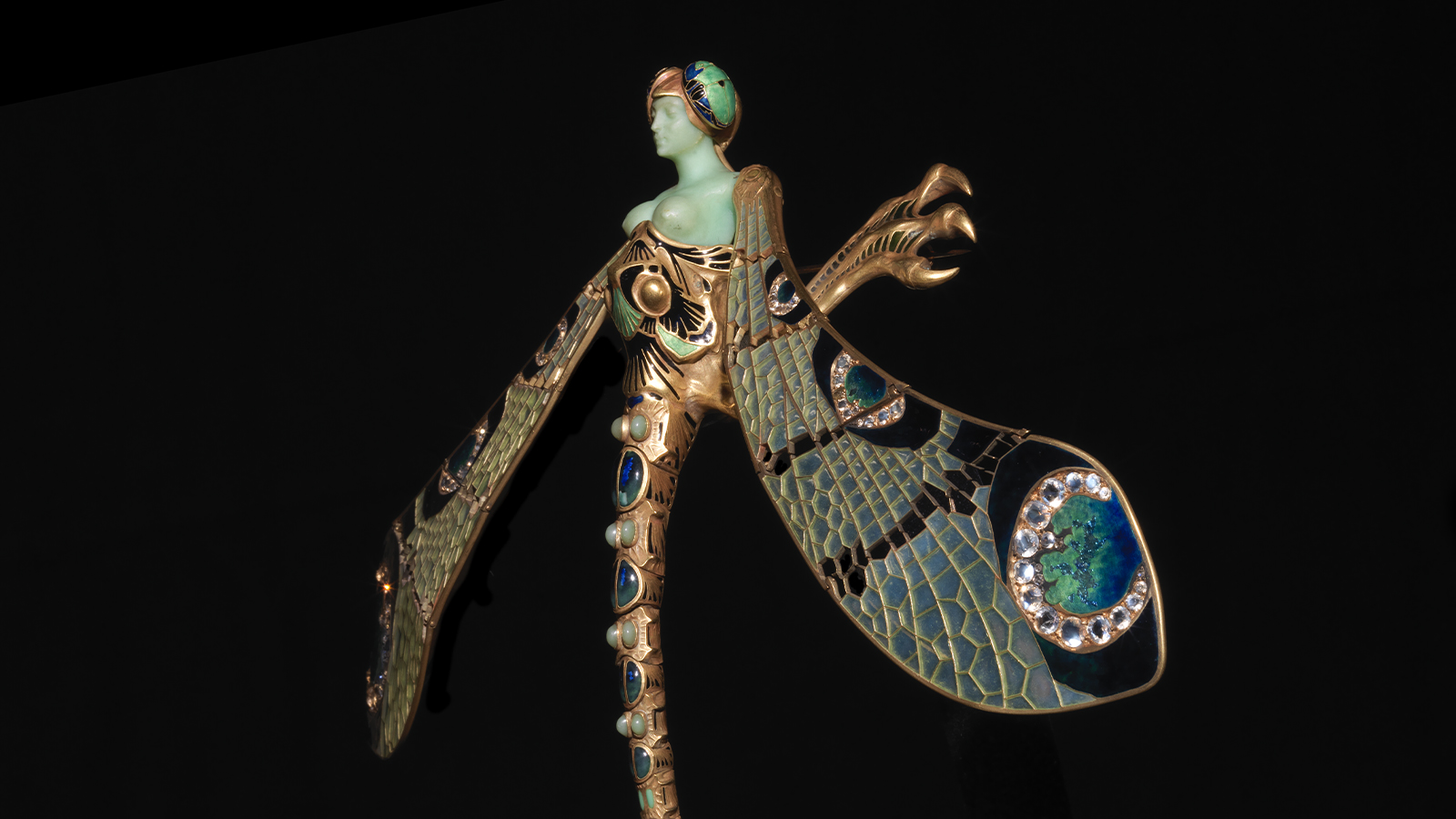 René Lalique, ‘Dragonfly’ corsage ornament . France, c. 1897-98- Gold, chrysoprase, diamonds, moonstones, chalcedony and enamel. Calouste Gulbenkin Museum, inv. 1197
