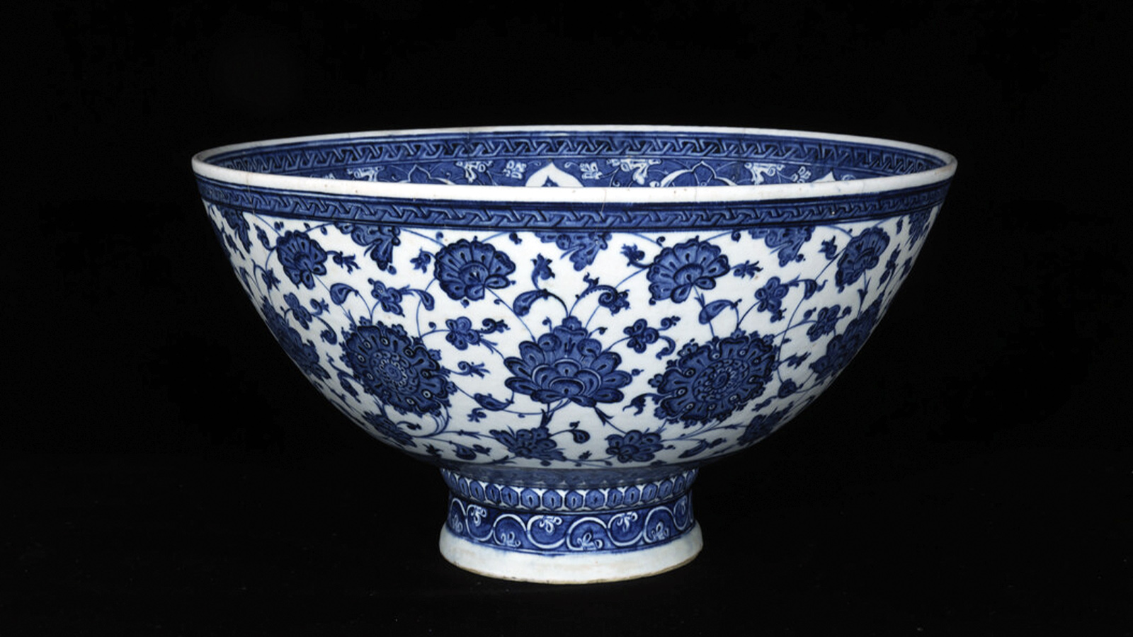 Footed basin with arabesques and lotus, painted by the ‘Master of the Knots’. Turkey, Iznik, Ottoman period, c. 1510. Stonepaste, painted under the glaze. Calouste Gulbenkian Museum