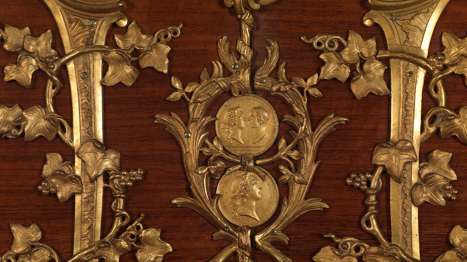 Gueridon (detail). France, 19th century. Bronze, copper, lapis lazuli. Calouste Gulbenkian Museum.