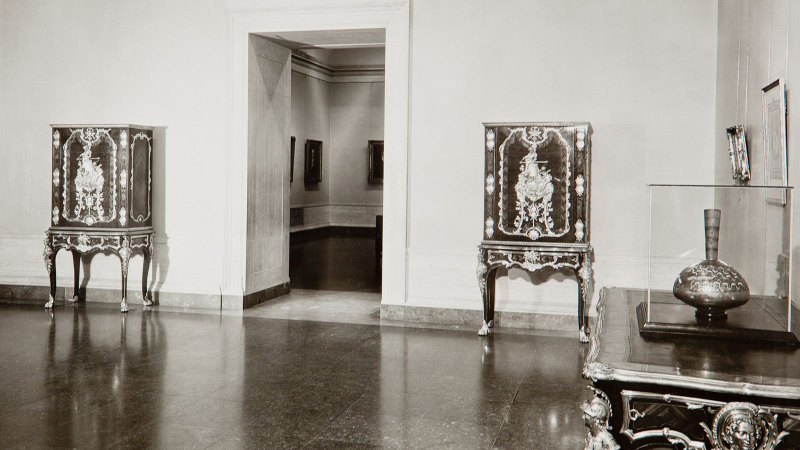 View of the room at the National Gallery of Art, Washington D.C., with the medal cabinets from the Gulbenkian collection. Courtesy of the Archives of the National Gallery of Art.