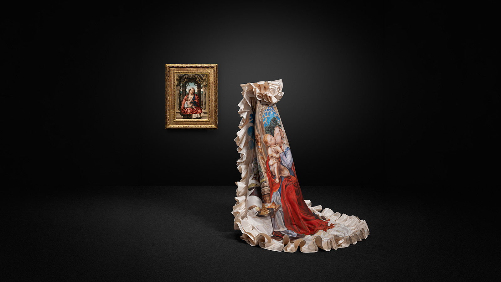 Circle of Jan Gossaert, called Mabuse Virgin and Child Flanders, c. 1508-10 Oil on wood Calouste Gulbenkian Museum, inv. 275 Alexander McQueen for GIVENCHY Dress and cape Haute couture, Spring/Summer 1997 Hand-painted silk MUDE, Lisbon MUDE/Coleção Francisco Capelo/MUDE.M.0064 Calouste Gulbenkian Foundation. Photo: © Jon Cazenave