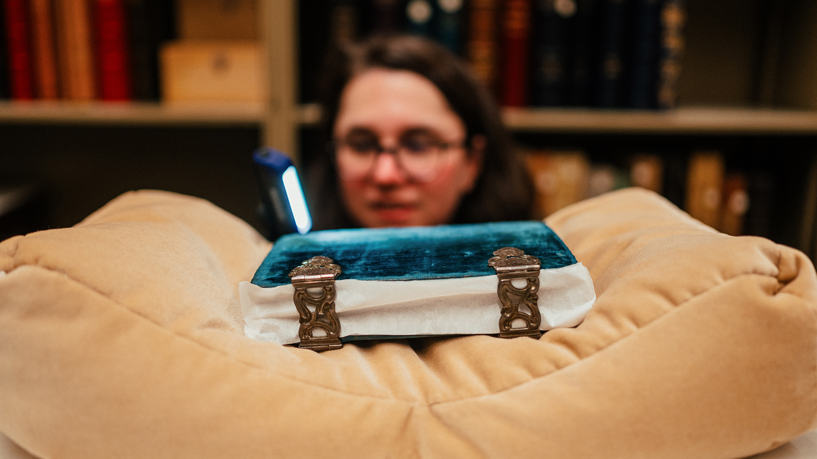 Curator Ana Maria Campino during the process of assessing the condition of a European illuminated manuscript. © Pedro Pina