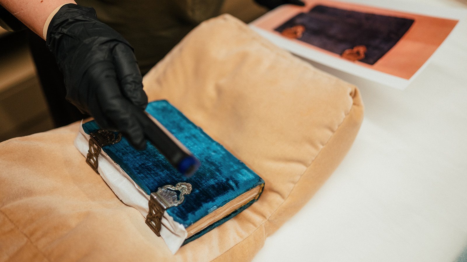 Curator Ana Maria Campino during the process of assessing the condition of a European illuminated manuscript © Pedro Pina