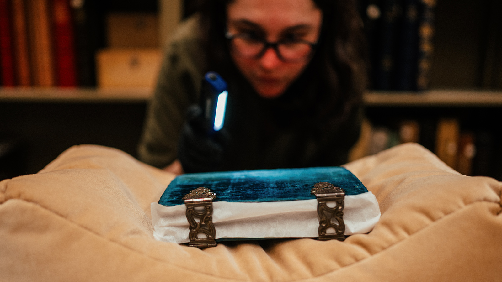 Curator Ana Maria Campino during the process of assessing the state of preservation of a European illuminated manuscript. © Pedro Pina