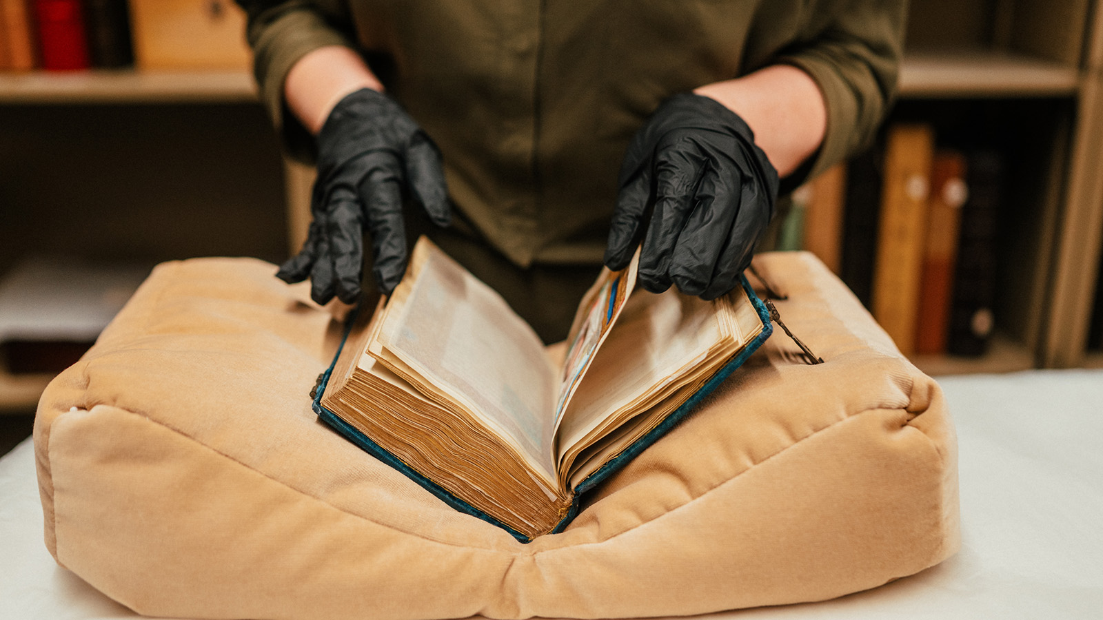 Caption: Conservator Ana Maria Campino during the process of assessing the state of preservation of a European illuminated manuscript © Pedro Pina