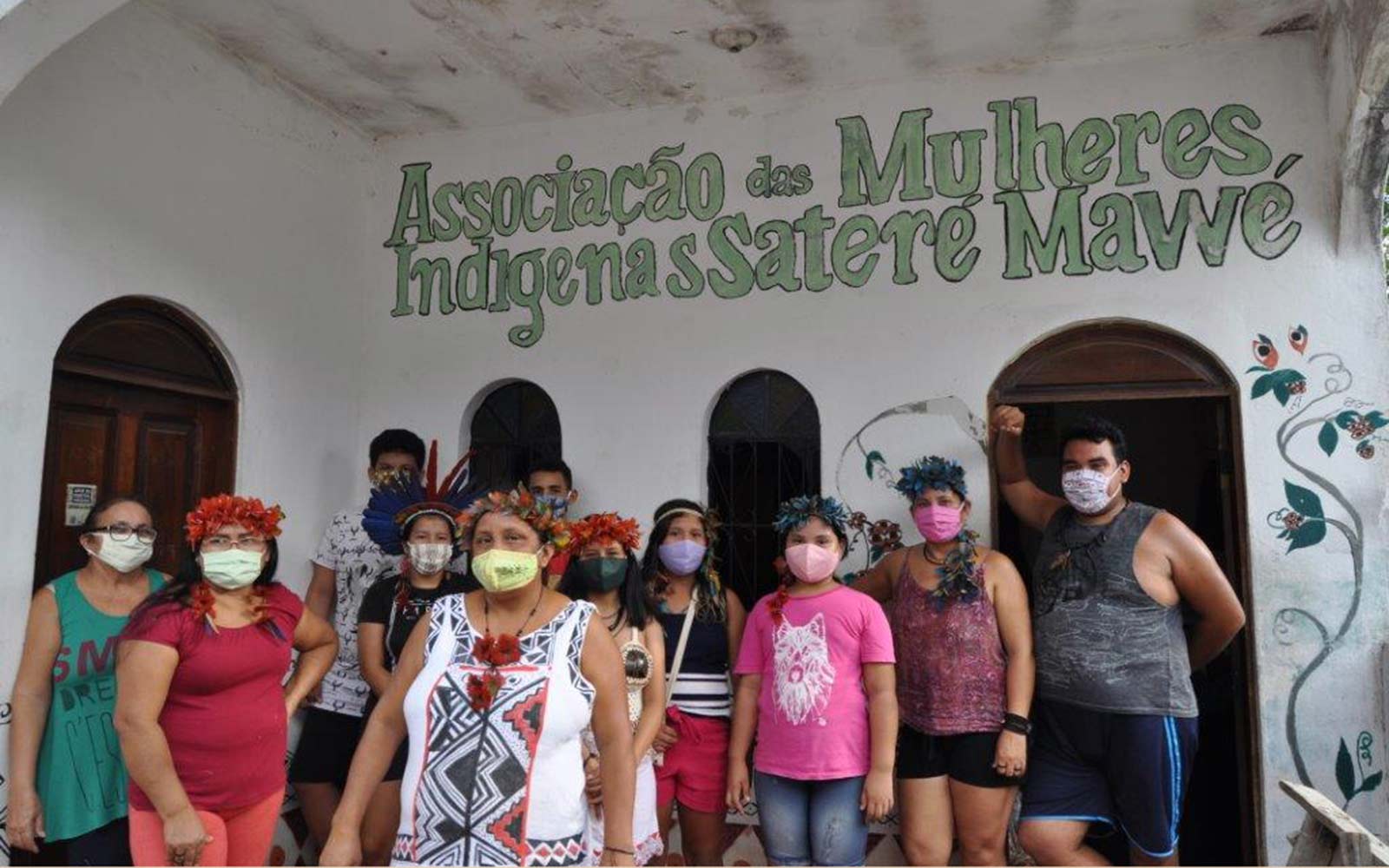 Associação de Mulheres Indigenas Sateré Mawé que produziu mascaras e recebeu cabazes © SOS Amazonia