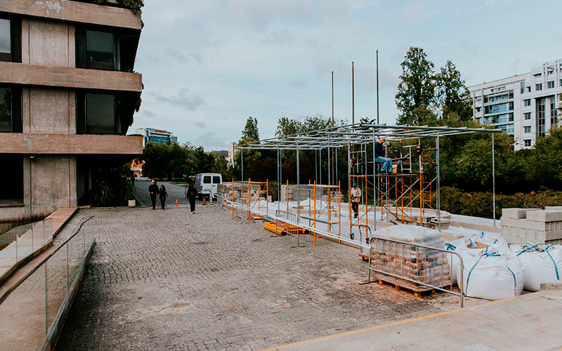 Construction of the installation inspired by Aldo van Eyck's work © Pedro Pina